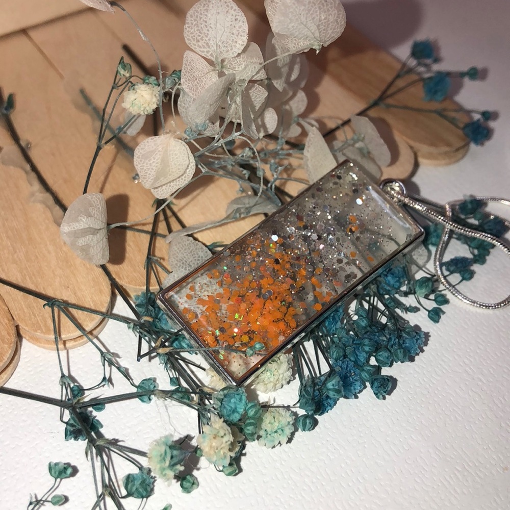 Rectangle glitter pendant with necklace included